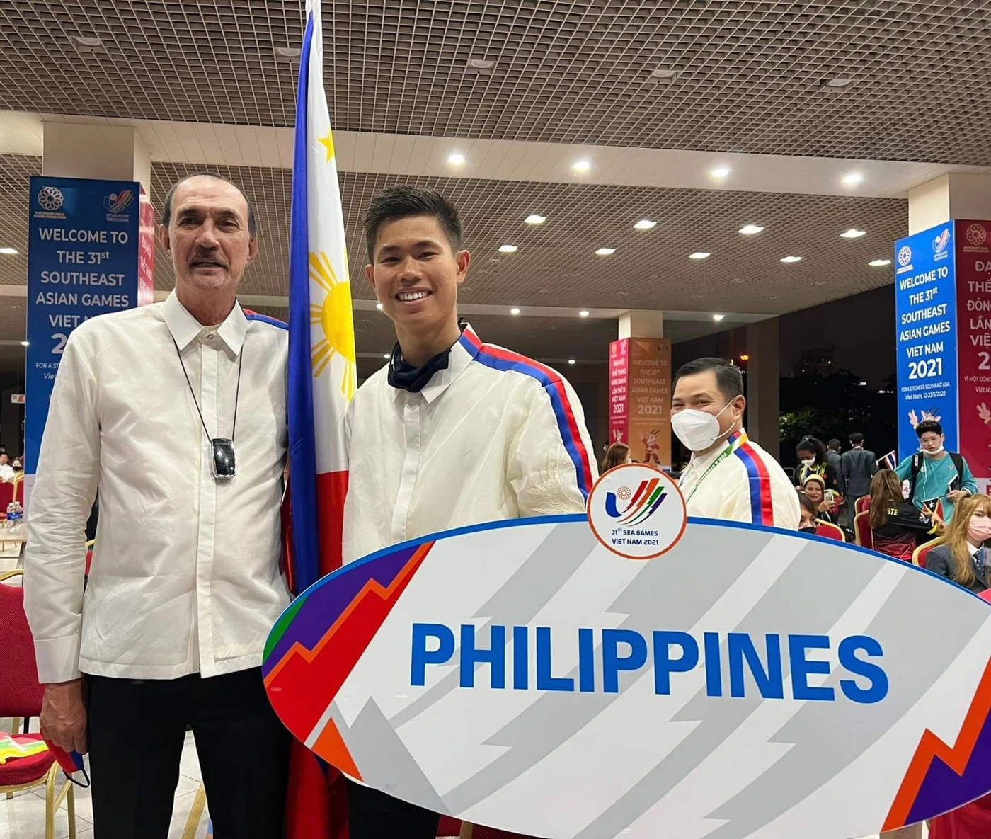 Ramon Fernandez with a Philippine athlete